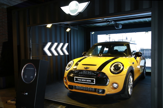 BMW 미니(MINI)가 4월 ‘더 뉴MINI’의 국내 출시에 앞서 사전에 깜짝 공개하는 게릴라 이벤트를 지난 22일 신사동 가로수길에서 진행했다.