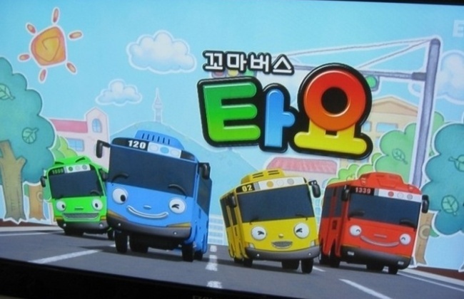 인기 애니메이션 캐릭터 ‘꼬마버스 타요’가 오는 26일부터 한달간 서울 시내를 달린다.
서울시는 26일 ‘대중교통 이용의 날’을 맞아 버스운송사업조합과 아이코닉스가 한달 동안 꼬마버스 타요의 캐릭터인 ‘타요(370노선)ㆍ로기(2016)ㆍ라니(2211)ㆍ가니(9401)’로 분한 시내버스 4대를 운행한다고 25일 밝혔다.