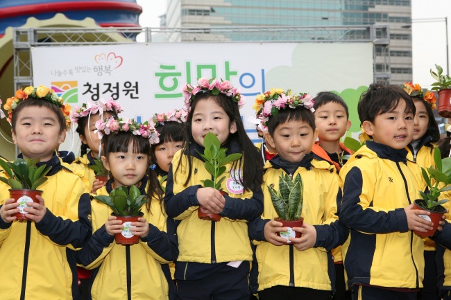 대상은 25일 청계광장에서 ‘2014 희망의 나무 나누기’ 행사를 펼쳤다고 밝혔다. 희망의 나무 나누기는 대상이 매년 식목일을 앞두고, 숲과 나무의 소중함을 알리고 저탄소녹색성장을 실현하기 위해 진행하는 행사다. 올해로 9회 째 한국산림복지문화재단과 함께했다.