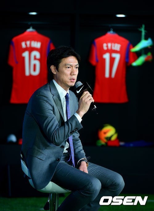 홍명보(축구감독/전축구선수/축구국가대표팀)
홍명보 축구 국가대표팀 감독이 2015 아시아축구연맹(AFC) 아시안컵 조추첨식에 참석하기 위해 호주로 떠났다.