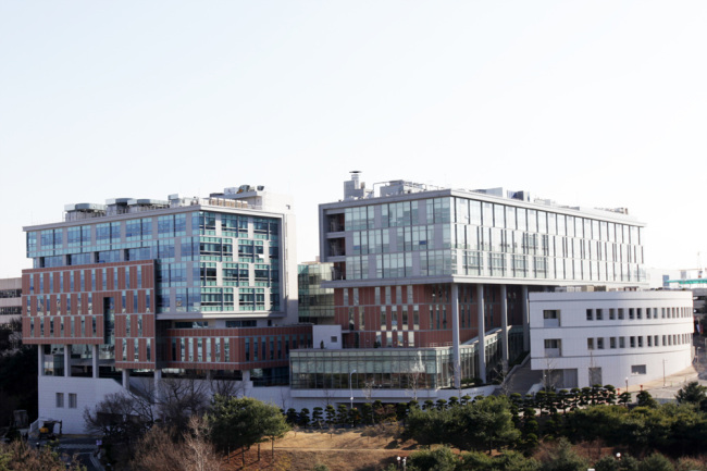 고려대 의대가 세계적 수준 기초의학 연구기반 갖춘 문숙의학관을 완공했다. 고려대학교 의과대학(학장 김효명)이 3월 25일(화) 오후 4시, 의대본관 2층 유광사홀에서 ‘문숙의학관’ 준공식을 거행했다. 이날 기공식에는 김재호 고려중앙학원 이사장, 김병철 고려대학교 총장, 김우경 의무부총장, 김효명 의과대학장, 김정묵 고려대학교 의과대학 교우회장을 비롯한 300여명의 내외빈이 참석해 성황을 이뤘다.