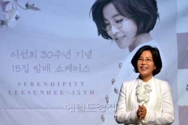 이선희(가수)
가수 이선희가 25일 오후 서울 방이동 올림픽공원 우리금융아트홀에서 열린 가수 데뷔 30주년 기념 15집 ‘세렌디피티’ 발매 기념 기자간담회를 열고 포즈를 취하고 있다.