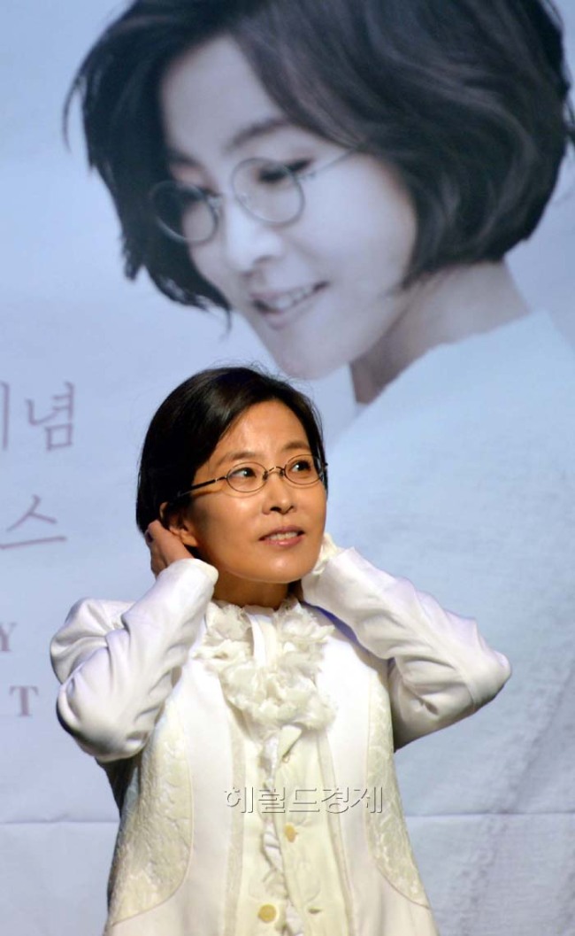 이선희(가수)
가수 이선희가 25일 오후 서울 방이동 올림픽공원 우리금융아트홀에서 열린 가수 데뷔 30주년 기념 15집 ‘세렌디피티’ 발매 기념 기자간담회를 열고 포즈를 취하고 있다.
