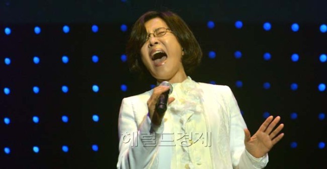 이선희(가수)
가수 이선희가 25일 오후 서울 방이동 올림픽공원 우리금융아트홀에서 열린 가수 데뷔 30주년 기념 15집 ‘세렌디피티’ 발매 기념 기자간담회를 열고 포즈를 취하고 있다.