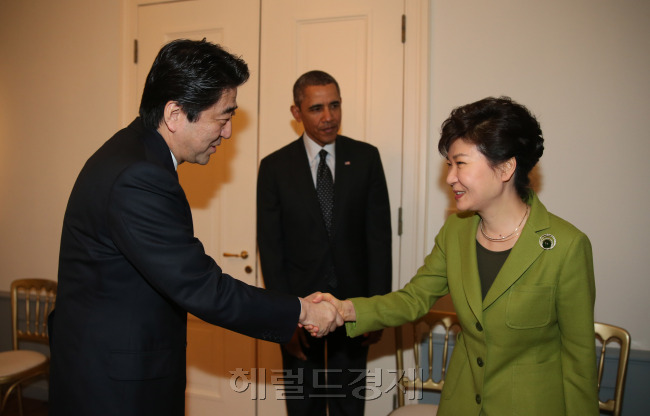 아베신조(좌부터/AbeShinzo/정치인/일본총리),버락오바마(BarackObama/정치인/미국대통령),박근혜(대통령/대한민국대통령)
<YONHAP PHOTO-0233> 한일 정상 악수 (헤이그=연합뉴스) 도광환 기자 = 박근혜 대통령(오른쪽)이 25일 오후(현지시간) 네덜란드 헤이그 미대사관저에서 열린 한미일 정상회담에서 버락 오바마 미국 대통령(가운데)의 권유로 아베 신조 일본 총리와 악수를 하고 있다. 2014.3.26 dohh@yna.co.kr/2014-03-26 04:11:52/ <저작권자 ⓒ 1980-2014 ㈜연합뉴스. 무단 전재 재배포 금지.>
“만나서 반갑습니다.” 박근혜 대통령이 25일 오후(현지시간) 네덜란드 헤이그 미대사관저에서 열린 한·미·일 정상회담에서 버락 오바마(가운데) 미국 대통령의 권유로 아베 신조 일본 총리와 악수를 한 뒤 인사하고 있다. [헤이그(네덜란드)=박현구 기자/phko@]
