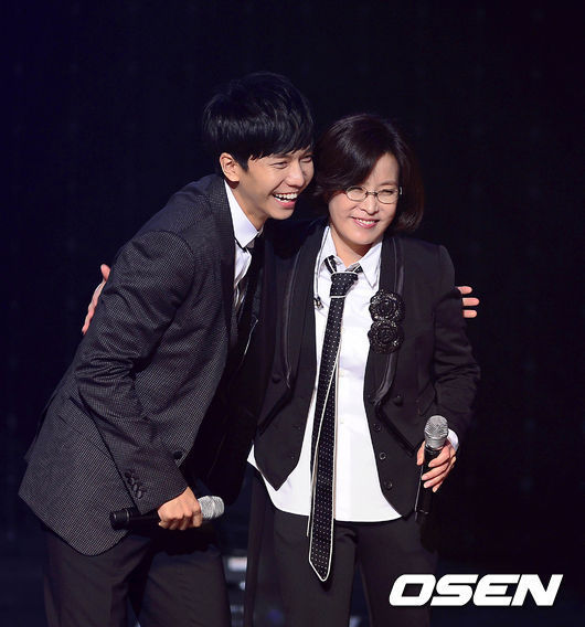 이승기(좌부터/가수/탤런트),이선희(가수)
가수 이승기가 이선희 데뷔 30주년을 기념해 ‘J에게’를 열창해 화제다.