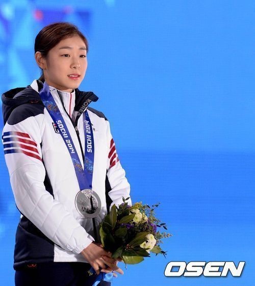 김연아(스케이트선수)
타클라마칸사막과 고비사막의 황사가 봄바람을 타고 어김없이 우리를 괴롭히고 있다. 멈추는 곳까지 눈 안에 들어왔던 그 서울의 산야를 뿌연 안개 속에 깊게 가두는 날이 점점 늘어나고 있다.