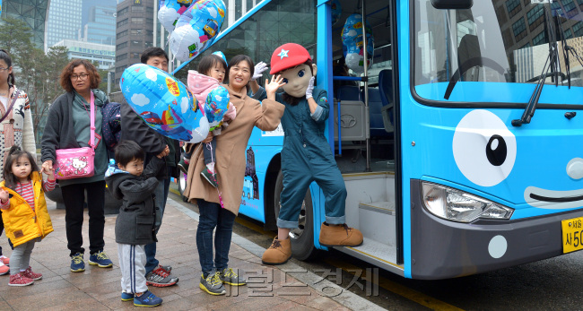 26일 버스운송사업조합과 (주)아이코닉스는 '대중교통 이용의 날' 을 맞아 한달 동안 꼬마버스 타요의 캐릭터인 타요, 라니, 로기, 가니 디자인으로 변신한 시내버스 4대를 운행하기로 했다.<br /><br />윤병찬기자/yoon4698@heraldcorp.com
26일 버스운송사업조합과 (주)아이코닉스는 '대중교통 이용의 날' 을 맞아 한달 동안 꼬마버스 타요의 캐릭터인 타요, 라니, 로기, 가니 디자인으로 변신한 시내버스 4대를 운행하기로 했다.
윤병찬기자/yoon4698@heraldcorp.com
26일 버스운송사업조합과 (주)아이코닉스는 '대중교통 이용의 날' 을 맞아 한달 동안 꼬마버스 타요의 캐릭터인 타요, 라니, 로기, 가니 디자인으로 변신한 시내버스 4대를 운행하기로 했다.
윤병찬기자/yoon4698@heraldcorp.com
‘꼬마버스 타요’ 타요