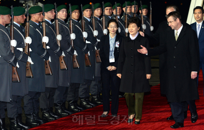 박근혜 대통령이 핵안보정상회의를 마치고 25일 저녁(현지시간) 독일 베를린 테겔공항에 도착해 의장대를 사열하고 있다. 이날 독일 측은 공항에 도착한 박 대통령을 예우하기 위해 밤늦은 시간임에도 이례적으로 예포 21발을 발사했다. 민경욱 청와대 대변인은 “오후엔 예포 발사를 하지 않는데, 이례적으로 한 것”이라고 말했다.  박현구 기자/phko@