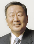 구본무(기업인/LG그룹회장)
LG그룹이 27일 창립 67주년을 맞지만, 올해도 여느 해처럼 조용하게 창립기념일을 보낼 예정이다. LG는 다른 기업과 달리 만(滿)으로 ‘0’이나 ‘5’로 끝나는 해에도 별도 기념식을 갖지 않아 왔다.