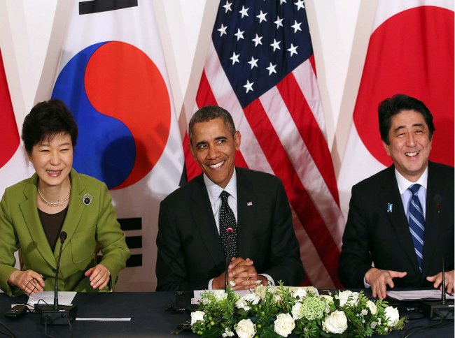 박근혜(좌부터/대통령/대한민국대통령),버락오바마(BarackObama/정치인/미국대통령),아베신조(AbeShinzo/정치인/일본총리)
The leaders of South Korea, the United States and Japan agreed Tuesday to convene their chief negotiators on the North Korean nuclear issue as they held rare three-way talks amid American efforts to mend ties between Seoul and Tokyo.
Three leaders of Korea, U.S. and Japan enter the press conference room after their talks in the Hague on Tuesday. (Yonhap)