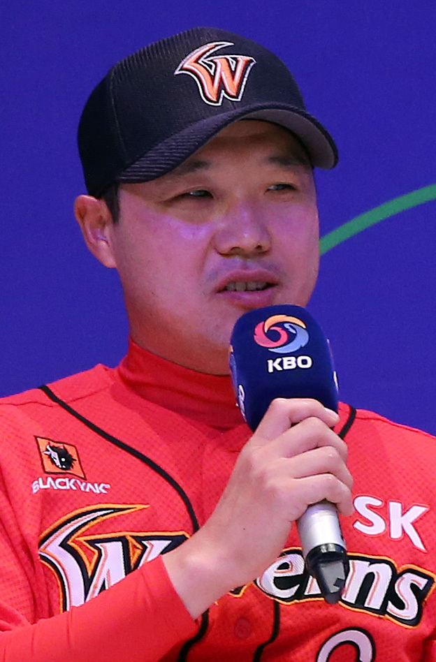박진만(야구선수/SK와이번스내야수)
Though he is entering his 19th season in the Korea Baseball Organization, Park Jin-man, shortstop of the SK Wyverns, said he still gets nervous ahead of the start of a new season.
SK Wyverns shortstop Park Jin-man   Yonhap