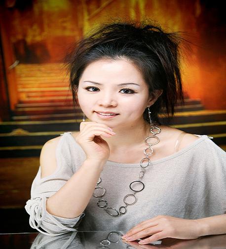 나미애(가수/HBC엔터테인먼트)
30년 동안 노래를 불러온 무명가수가 뒤늦게 떴다. Mnet ‘트로트 엑스’를 통해 노래가 공개된 나미애(본명 김규순·사진)다. 지난 21일 첫 방송 직후 그녀와 관련한 다양한 이야기들이 인터넷과 SNS 등을 통해 회자되고 있는 가운데 방송에서 부른 ‘님은 먼곳에’ 공연 영상이 주말 새 조회수 15만건을 넘겼다.
