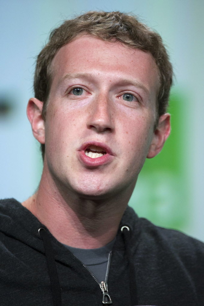 마크주커버그(MarkZuckerberg/기업인/페이스북CEO)
Facebook on Tuesday announced a $2 billion deal to buy a startup behind virtual reality headgear that promises to let people truly dive into their friend’s lives.
Mark Zuckerberg, founder and CEO of Facebook Inc.   Bloomberg
