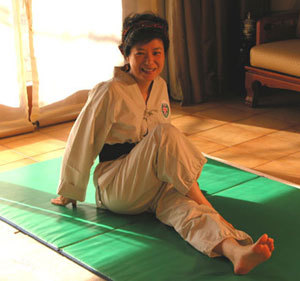 박근혜(대통령/대한민국대통령)
핵안보정상회의 참석을 위해 네덜란드 헤이그를 방문 중인 박근혜 대통령이 몸살로 고생한다는 소식이다. 출국 전후 계속된 강행군에 결국 탈이 난 모양이다. 몸이 불편한 박 대통령은 24일과 25일(현지시간) 공식 일정에 불참하고 말았다고 한다. 안타까운 일이다.