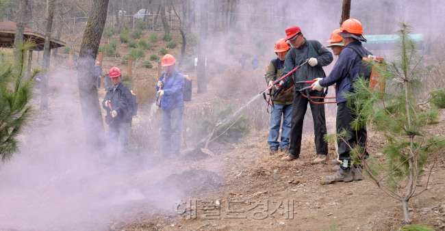 26일 오전 서초구는 서울 서초동에 위치한 우면산 내 전통사찰 대성사주변에서 식목일을 앞두고 서초구 주민과 안전문화운동 서초구협의회 회원, 소방서, 경찰서등 유관기관 약 500여명이 참가한 가운데 2014 주민과 함께하는 산불안전문화운동 및 나무심기행사를 가졌다.
