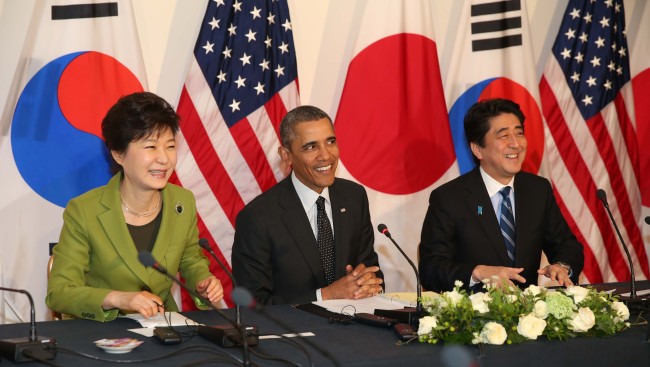 President Park Geun-hye poses with U.S. President Barack Obama and Japanese Prime Minister Shinzo Abe before their trilateral talks on the sidelines of the Nuclear Security Summit in The Hague, Netherlands, Wednesday.   Joint Press Corps
