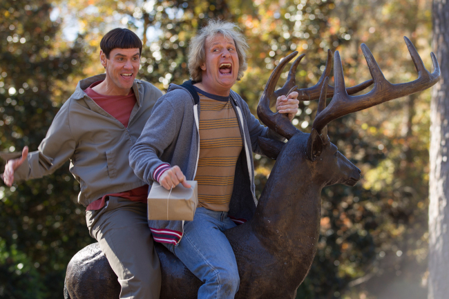 This image released by Universal Pictures shows Jim Carrey (left) and Jeff Daniels in a scene from “Dumb and Dumber To.”   AP-Yonhap