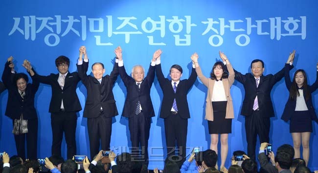 야권의 통합 신당인 새정치민주연합의 중앙당 창당대회가 26일 오후 서울 송파구 올림픽공원 올림픽홀에서 열리고 있는 가운데 김한길(왼쪽), 안철수 창당준비위원회 공동위원장이 참여하고 있다.