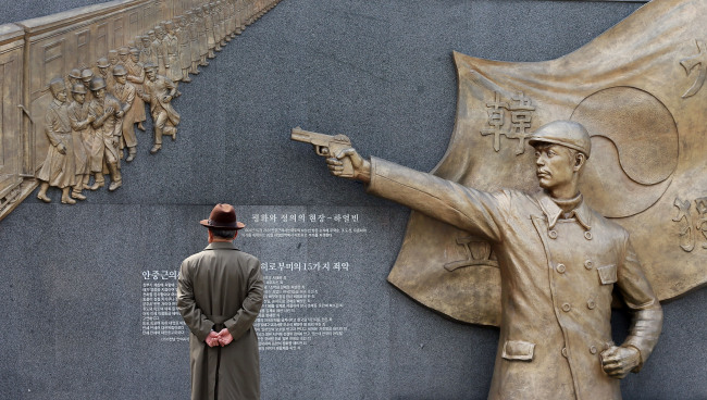 A visitor looks at the statue of independence fighter Ahn Jung-geun in Bucheon, Gyeonggi Province, Wednesday.   Yonhap