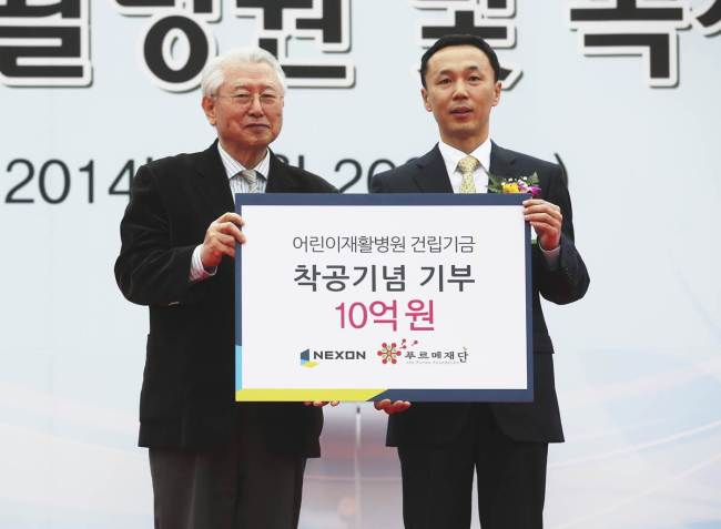 넥슨은 26일 서울시 마포구 상암동 628번지에서 열린 어린이재활병원 착공식에 참여해 푸르메재단(이사장 김성수)에 기부금 10억 원을 전달했다.
넥슨 한경택 이사(오른쪽)가 기부금 전달식을 갖고 푸르메재단 김성수 이사장과 포즈를 취하고 있다