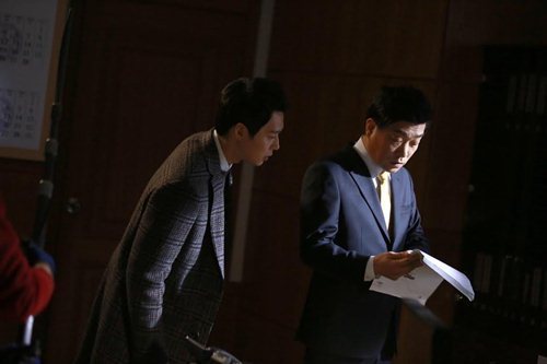 유천(좌부터/박유천/가수/탤런트/JYJ),손현주(탤런트/영화배우)
드라마 ‘쓰리데이즈’에 출연하는 배우 박유천과 손현주의 모습이 화제다.
[사진출처=골든썸픽쳐스]