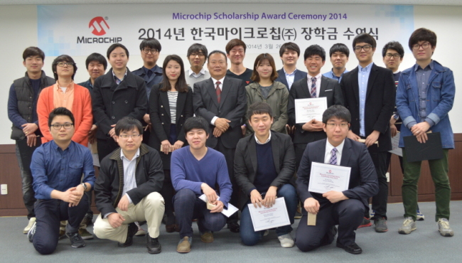 마이크로칩테크놀로지는 26일 제8회 마이크로칩 대학생 장학금 지원 프로그램 행사<사진>를 서울 강남구 소서울지사에서 개최하고, 국내 7개 대학 학생 22명에게 장학금을 수여했다고 이날 밝혔다.
장학금 수혜자는 마이크로칩의 PIC 마이크로컨트롤러(MCU) 강의를 수강한 학부ㆍ대학원생 중 설계 프로젝트에서 연구실 기반 실용 기술 구현에 탁월한 솜씨를 보여 우수한 평가를 받은 학생 가운데 선정했다.