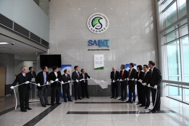 사우디아라비아의 석유화학기업 사빅(SABIC)이 한국에 전기ㆍ전자ㆍ조명 기술센터를 건립했다고 26일 밝혔다.
사빅은 전날 경기도 수원시에 위치한 성균관대학교 자연과학캠퍼스에서 사빅 이노베이티브 플라스틱 사업부(SABIC’s Innovative Plastics)의 전기ㆍ전자ㆍ조명 기술센터 설립 기념식을 가졌다.