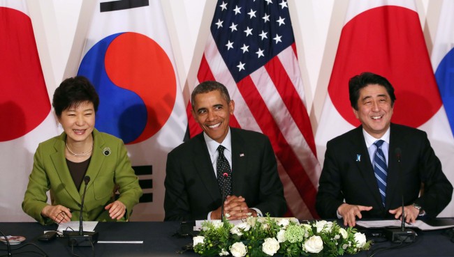 박근혜(좌부터/대통령/대한민국대통령),버락오바마(BarackObama/정치인/미국대통령),아베신조(AbeShinzo/정치인/일본총리)
달변가로 유명한 버락 오바마 美 대통령이 공식석상에서 박근혜 대통령을 “총리님"으로 불러 화제가 되고 있다.