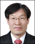 권오준(기업인/포스코사장)
포스코청암재단은 26일 서울 강남구 대치동 포스코센터에서 제8회 포스코청암상 시상식을 열고 올 해 수상자로 선정된 김범식 고등과학원 수학부 교수(과학상), 가나안농군학교(교육상), 사회복지법인 무지개공동회(봉사상)에 상패와 상금 각각 2억원을 전달했다.