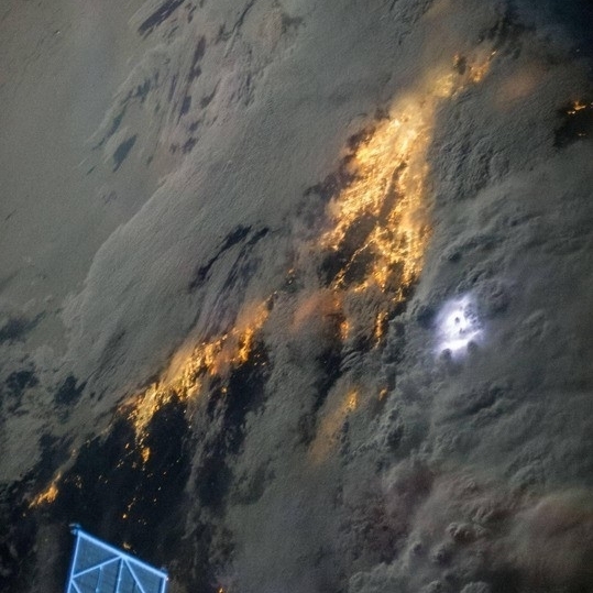 우주에서 본 번개 사진이 공개돼 누리꾼들의 관심이 뜨겁다.
최근 미국항공우주국(NASA)은 국제 우주 정거장에서 찍은 우주에서 본 번개 사진을 소개했다.공개된 사진은 국제 우주 정거장에 있는 우주인이 미국 캘리포니아 상공의 밤 풍경을 촬영한 것이다. 설원처럼 뒤덮인 구름 사이로 번개 불빛이 번쩍이며 자연의 경이로움을 보여줘 놀라움을 자아냈다.