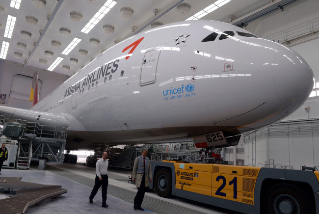 <경제>아시아나 A380 도색 완료<br />아시아나항공(사장 김수천)의 에어버스380이 도색작업을 완료했다. 26일 독일 함부르크 에어버스 도색공장에서 도색을 완료한 아시아나380 1호기가 격납고를 빠져나오고 있다. 이 비행기는 5월 말 프랑스 툴루즈에서 인수식과 인천공항에서 도입식을 가진 후 6월부터 단거리 노선인 나리타, 홍콩 노선에 운영될 예정이며 이후 중장거리 노선 경쟁력 강화를 위해 8월부터 LA노선에 투입될 계획이다. 이외에도 아시아나항공은 올해 2대 도입을 시작으로 2015년 2대, 2017년 2대 등 총 6대의 에어버스380을 도입한다. 함부르크=사진공동취재단
<경제>아시아나 A380 도색 완료
아시아나항공(사장 김수천)의 에어버스380이 도색작업을 완료했다. 26일 독일 함부르크 에어버스 도색공장에서 도색을 완료한 아시아나380 1호기가 격납고를 빠져나오고 있다. 이 비행기는 5월 말 프랑스 툴루즈에서 인수식과 인천공항에서 도입식을 가진 후 6월부터 단거리 노선인 나리타, 홍콩 노선에 운영될 예정이며 이후 중장거리 노선 경쟁력 강화를 위해 8월부터 LA노선에 투입될 계획이다. 이외에도 아시아나항공은 올해 2대 도입을 시작으로 2015년 2대, 2017년 2대 등 총 6대의 에어버스380을 도입한다. 함부르크=사진공동취재단
오는 5월 30일 인도 예정인 아시아나항공의 첫 번째 A380 항공기가 25일(현지시간) 독일 함부르크 소재 에어버스 도장공장 격납고에서 총 20일, 페인트 650㎏이 소요된 도색작업을 마치고 모습을 드러냈다. 최종 품질검사를 거치면 ‘하늘 위의 호텔’로 불리는 A380은 아시아나항공의 중장거리 노선 강화와 고객 편의성 증대를 위해 전격 투입된다.  [사진공동취재단］