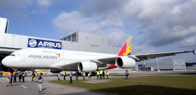 <경제>아시아나 A380 도색 완료<br />아시아나항공(사장 김수천)의 에어버스380이 도색작업을 완료했다. 26일 독일 함부르크 에어버스 도색공장에서 도색을 완료한 아시아나380 1호기가 격납고를 빠져나오고 있다. 이 비행기는 5월 말 프랑스 툴루즈에서 인수식과 인천공항에서 도입식을 가진 후 6월부터 단거리 노선인 나리타, 홍콩 노선에 운영될 예정이며 이후 중장거리 노선 경쟁력 강화를 위해 8월부터 LA노선에 투입될 계획이다. 이외에도 아시아나항공은 올해 2대 도입을 시작으로 2015년 2대, 2017년 2대 등 총 6대의 에어버스380을 도입한다. 함부르크=사진공동취재단
<경제>아시아나 A380 도색 완료
아시아나항공(사장 김수천)의 에어버스380이 도색작업을 완료했다. 26일 독일 함부르크 에어버스 도색공장에서 도색을 완료한 아시아나380 1호기가 격납고를 빠져나오고 있다. 이 비행기는 5월 말 프랑스 툴루즈에서 인수식과 인천공항에서 도입식을 가진 후 6월부터 단거리 노선인 나리타, 홍콩 노선에 운영될 예정이며 이후 중장거리 노선 경쟁력 강화를 위해 8월부터 LA노선에 투입될 계획이다. 이외에도 아시아나항공은 올해 2대 도입을 시작으로 2015년 2대, 2017년 2대 등 총 6대의 에어버스380을 도입한다. 함부르크=사진공동취재단