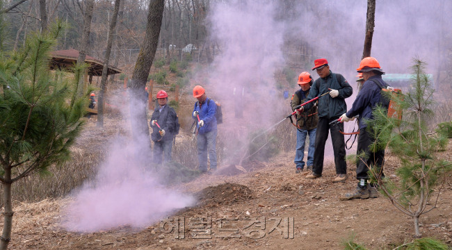 26일 오전 서초구는 서울 서초동에 위치한 우면산 내 전통사찰 대성사주변에서 식목일을 앞두고 서초구 주민과 안전문화운동 서초구협의회  회원, 소방서, 경찰서등 유관기관 약 500여명이 참가한 가운데 2014 주민과 함께하는 산불안전문화운동 및 나무심기행사를 가졌다. <br />이상섭 기자. babtong@heraldcorp.com 2014.03.26
26일 오전 서초구는 서울 서초동에 위치한 우면산 내 전통사찰 대성사주변에서 식목일을 앞두고 서초구 주민과 안전문화운동 서초구협의회  회원, 소방서, 경찰서등 유관기관 약 500여명이 참가한 가운데 2014 주민과 함께하는 산불안전문화운동 및 나무심기행사를 가졌다.
이상섭 기자. babtong@heraldcorp.com 2014.03.26
