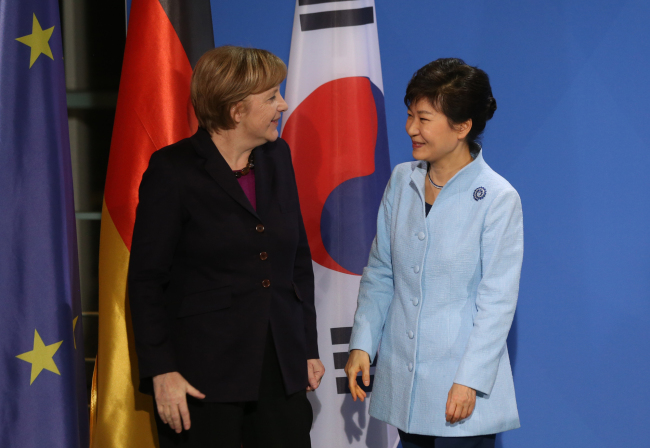 앙겔라메르켈(좌부터/AngelaMerkel/정치인/독일총리),박근혜(대통령/대한민국대통령)
President Park Geun-hye and German Chancellor Angela Merkel agreed to cooperate in South Korea's effort to achieve the unification with North Korea.