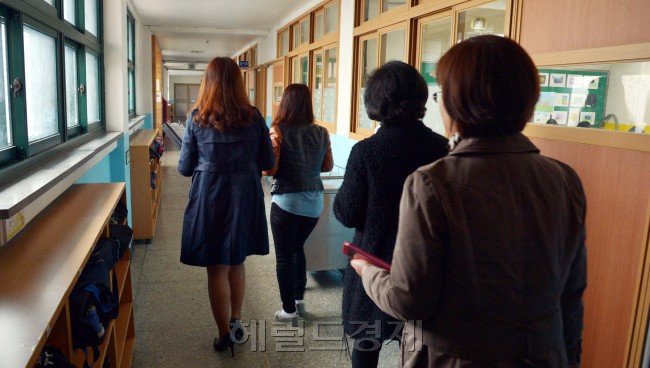 서울의 한 초등학교에서 여교사들이 교실로 향하고 있다.<br />김명섭 기자 msiron@heraldcorp.com
서울의 한 초등학교에서 여교사들이 교실로 향하고 있다.
김명섭 기자 msiron@heraldcorp.com
서울의 한 초등학교에서 여교사들이 교실로 향하고 있다.
김명섭 기자 msiron@heraldcorp.com