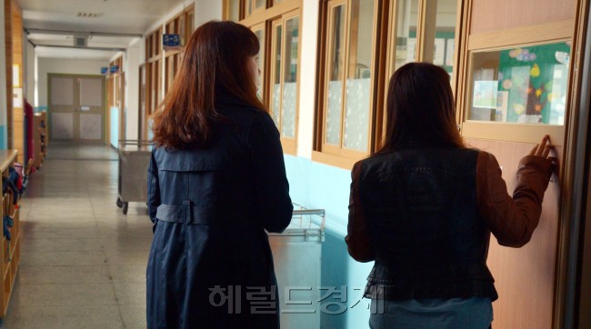 서울의 한 초등학교에서 여교사가 수업을 하고 있다.<br />김명섭 기자 msiron@heraldcorp.com
서울의 한 초등학교에서 여교사가 수업을 하고 있다.
김명섭 기자 msiron@heraldcorp.com
서울의 한 초등학교에서 여교사가 수업을 하고 있다.
김명섭 기자 msiron@heraldcorp.com