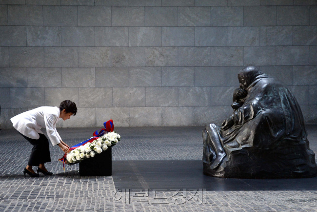 박근혜대통령이 26일 오후(현지시간) 전몰자추모비에 헌화하고 있다<br />박현구 기자 phko@heraldcorp.com
박근혜 대통령은 26일 오후(현지시간) 베를린 인근 전쟁희생자 추모관을 찾아 헌화했다. 이날 헌화는 제 2차 세계 대전을 일으킨 자신들의 과오를 반성하고 희생자들에게 솔직하게 사과하는 독일 정부에 대해 존경을 표시하는 동시에 과거사 왜곡에만 몰두하는 일본 아베 신조(安倍晋三) 정권에 메시지를 던지기 위한 것으로 보인다.  박현구 기자/phko@heraldcorp.com