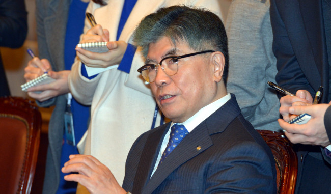김중수(한은총재/전대학총장/한국은행총재)
김중수 한국은행 총재는 작년 5월 등 임기내 기준금리 실기(失期)론이 제기됐던 것에 대해 “실기론이란 말 자체는 쓸 수 있지만 그것에 대해 받아들일 수 없다”고 반박했다.