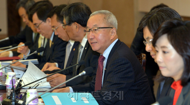 현오석 경제부총리가 27일 오전 서울 세종로 정부  서울청사에서 열린 경제관계장관회의에서 회의를 주재하고 있다.<br />김명섭 기자 msiron@heraldcorp.com
현오석 경제부총리가 27일 오전 서울 세종로 정부  서울청사에서 열린 경제관계장관회의에서 회의를 주재하고 있다.
김명섭 기자 msiron@heraldcorp.com
현오석 부총리 겸 기획재정부 장관이 27일 오전 정부서울청사에서 열린 경제관계장관회의를 주재하고 있다. 현 부총리는 규제 완화 후속조치와 관련해 “내부지침이나 행정조치로 즉시 해결 가능한 과제는 4월까지 완료하고 시행령, 시행규칙 등 법령 개정 과제는 국무조정실과 협의해 6월 말까지 개선을 완료하겠다”고 말했다. 김명섭 기자/msiron@