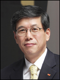 하성민(기업인/SK텔레콤대표이사/서울SK나이츠구단주)
우리나라 최초 이동통신 회사 SK텔레콤이 오는 29일 창사 30주년을 기념해 내부 결속 다지기에 나섰다. 통신망 장애와 영업정지 등으로 힘든 상황이지만, CEO부터 신입사원까지 뭉처 더 큰 도약을 향해 나가겠다는 각오다.
