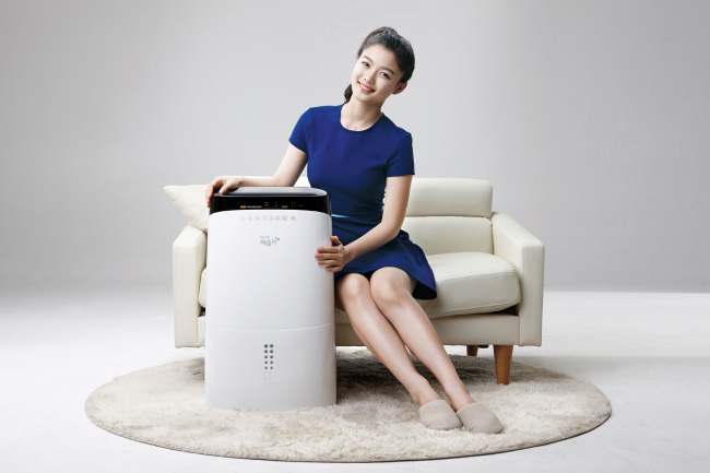 김유정(영화배우/탤런트)
위니아만도는 제습 성능과 에너지소비효율은 높이고 소음과 토출 열기는 낮춘 2014년형 ‘뽀송뽀송 위니아 제습기 제로’ 신제품 16종을 출시했다고 27일 밝혔다.