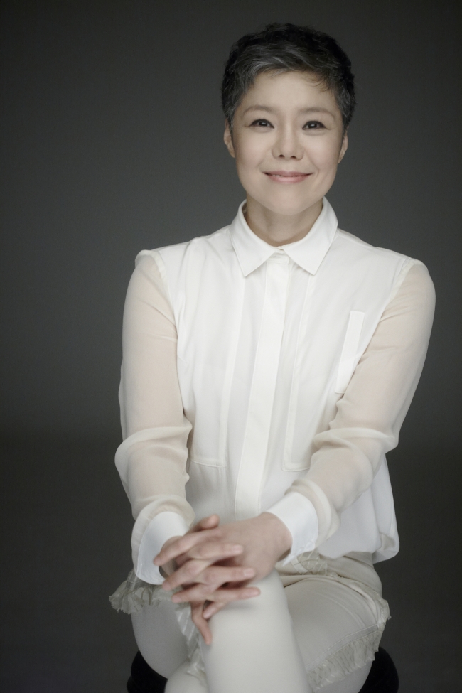 이은미(가수/네오비즈)
‘국민디바’ 이은미가 새 미니앨범 ‘스페로 스페레’를 발표하고, 컴백 활동에 돌입한다. 이은미는 27일 정오 각종 음악사이트를 통해 새 미니앨범 ‘스페로 스페레’를 공개한다.