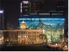 ‘지구촌 전등끄기(Earth Hour)’ 캠페인이 진행된 지난해 3월 23일 오후 서울시 청사에 불이 꺼져 있는 모습(오른쪽)과 불끄기 전 모습.