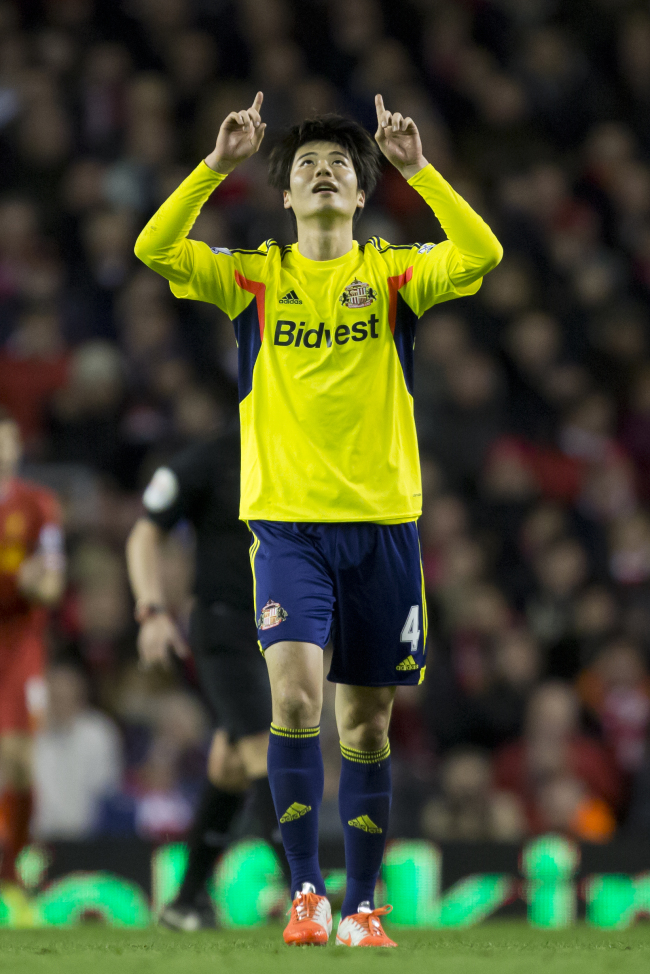 기성용(축구선수/선덜랜드AFC미드필더)
Real Madrid lost 2-1 at Sevilla on Wednesday to slip behind Atletico Madrid and Barcelona in the race for the Spanish league title Wednesday.
Sunderland’s Ki Sung-yueng celebrates his goal against Liverpool.   AP-Yonhap