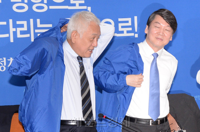 김한길.안철수 새정치민주연합 공동대표가 27일 오전 서울 여의도 국회에서 열린 최고위원회의에 앞서  당을 상징하는 점퍼로 갈아입고 있다.이길동기자.gdlee@heraldcorp.com
바다파랑 점퍼 갈아입고…
김한길.안철수 새정치민주연합 공동대표가 27일 오전 서울 여의도 국회에서 열린 최고위원회의에 앞서  당을 상징하는 점퍼로 갈아입고 있다.이길동기자.gdlee@heraldcorp.com