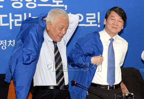 김한길(좌부터/국회의원/민주당당대표),안철수(국회의원/국회)
김한길.안철수 새정치민주연합 공동대표가 27일 오전 서울 여의도 국회에서 열린 최고위원회의에 앞서 당을 상징하는 점퍼로 옷을 갈아입고 있다.이날 회의에서 김한길공동대표는 “새 정치란 정치를 위한 정치가 아니라 국민을 위한 정치이고, 국민이 먹고 사는 문제를 최우선 과제로 삼는 정치”라고 말했다.