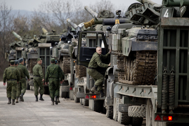 Ukrainian soldiers transport their tanks from their base in Perevalnoe, outside Simferopol, Crimea, Wednesday.   AP-Yonhap