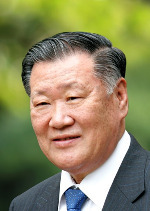 정몽구(기업인/현대기아자동차그룹대표이사회장)
현대자동차그룹은 정몽구 현대차그룹 회장이 27일 쑨정차이(孙政才) 충칭(重慶)시 서기를 만나 현대차그룹과 충칭시의 협력방안을 논의하고 자동차산업과 관련된 의견을 교환했다고 밝혔다.