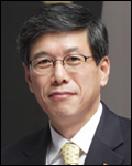 하성민(기업인/SK텔레콤대표이사/서울SK나이츠구단주)
우리나라 최초의 이동통신회사 SK텔레콤이 오는 29일 창사 30주년을 기념해 내부 결속 다지기에 나섰다. 통신망 장애와 영업정지 등으로 힘든 상황이지만, 최고경영자(CEO)부터 신입사원까지 뭉쳐 더 큰 도약을 향해 나아가겠다는 각오다.
